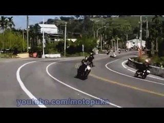 Скачать видео: Stupid Motorcycle Accidents Compilation/Clips 2014 - Funny Videos Idiots Fail