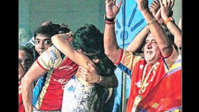 Deepika Padukone And Siddharth Mallya Caught Kissing In Public