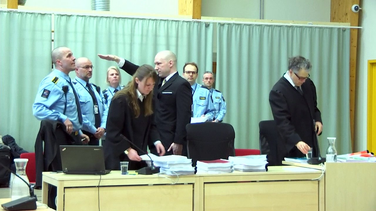 Asesino noruego Breivik hace el saludo nazi en un tribunal
