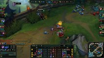 Vayne destroying a tower
