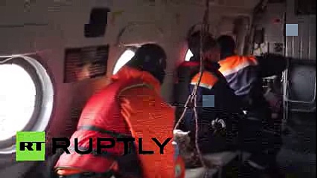 Two children rescued from drifting ice block in Khabarovsk Russia_TRENDING NEWS