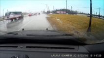 Une dashcam montre un policier sauver le conducteur d'un van
