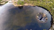 Un trou au milieu de l'eau - Vue aérienne du Covão dos Conch