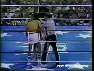 Roberto Duran beats up DeJesus in their third fight.  Best Boxing Fights  Best Boxing Matches