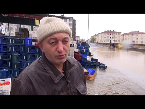 Yozgat'ta sağanak yağış yolları göle çevirdi