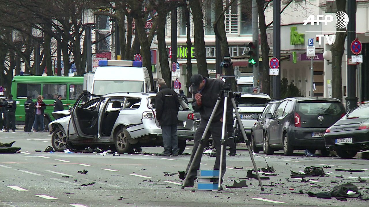 Auto in berlin explodiert im verkehr