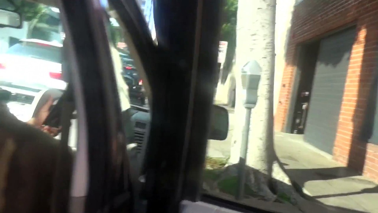 Kanye West paume son Uber et se fait conduire par un Paparazzi