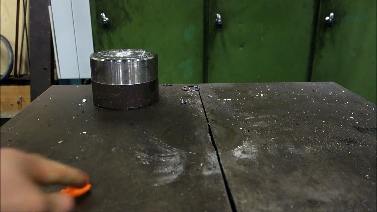 Plier un papier 7 fois de suite... Avec une presse hydraulique !