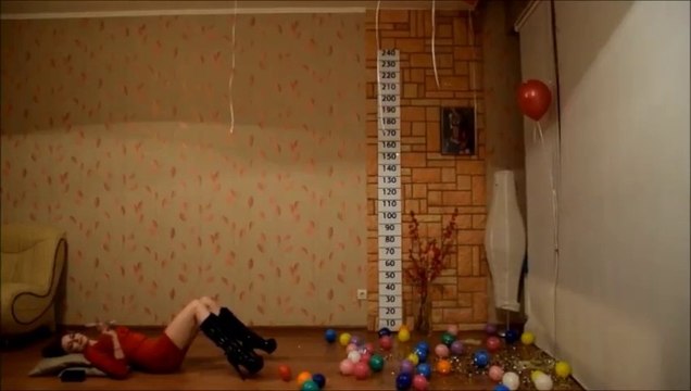 Elle tire des fléchettes avec son entre-jambe et crève des ballons !