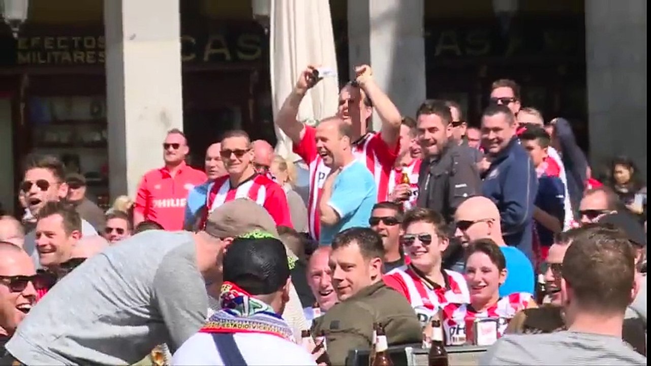 PSV Eindhoven fans throwing bread to Syrian Refugees in Madrid squares -  Shame of humanity