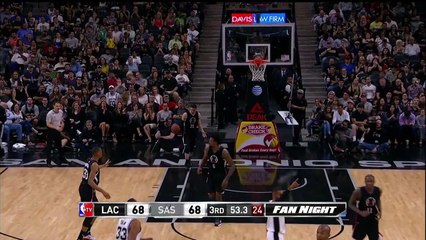 Austin Rivers se fait très salement stopper par le cercle