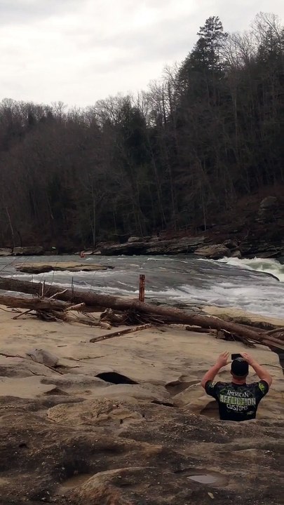 Un kayakiste saute du haut d'une chute vertigineuse. Dingue!!!
