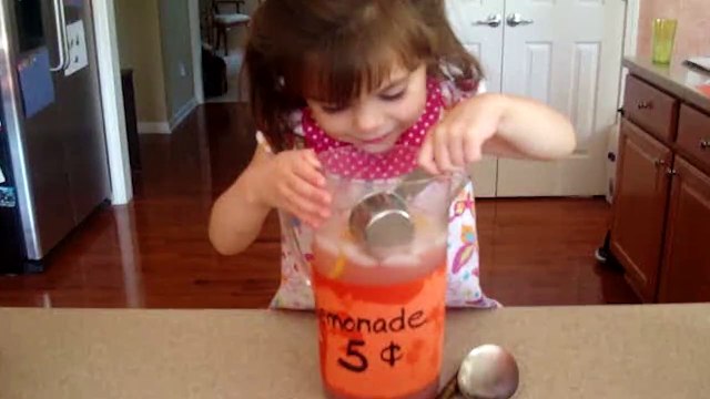 On comprend pourquoi sa limonade est si bonne. Fillette adorable mais un peu dégueulasse