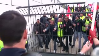 Air France shirtless bosses flee from angry protesters