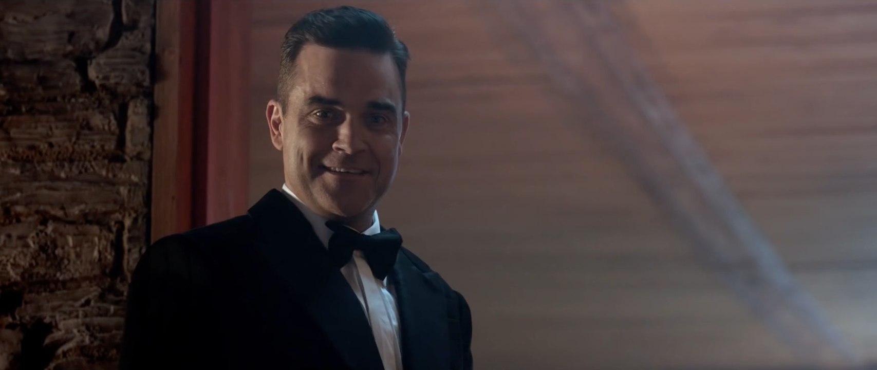 PUB Café Royal : The quest avec Robbie Williams [HD]