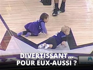 Une course de bébés à la mi-temps d'un match de basket