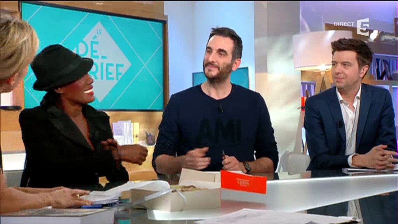 Matthieu Noël présente sa chronique dans "C à vous" en anglais ! Regardez