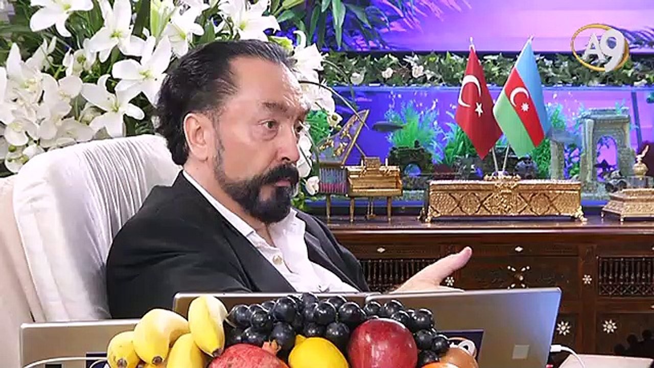Şehitlerimiz için cenaze araçlarına belediyenin reklamı yerine şehitlikle ilgili ayet yazılmalı.