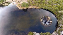 Un trou au milieu de l'eau - Vue aérienne du Covão dos Conchos au portugal
