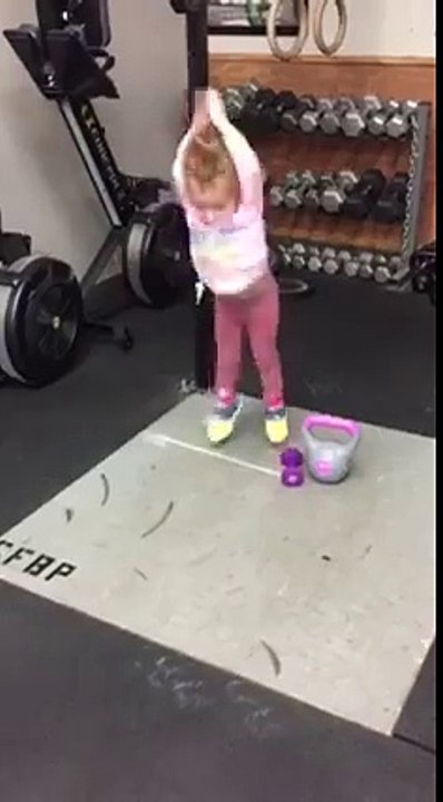Une fillette en pleine séance de gym. Magique