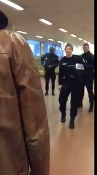 La Poste fait intervenir la police dans un bureau de poste lors d'une AG de postiers et d'étudiants