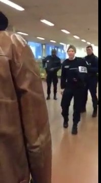 La Poste fait intervenir la police dans un bureau de poste lors d'une AG de postiers et d'étudiants