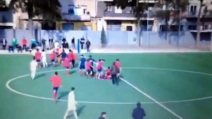Jogador desmaia em campo após ser violentamente agredido