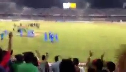 Download Video: سٹیڈیم میں انڈین ٹیم کی تاریخی بے عزتی - Funny Indian Match