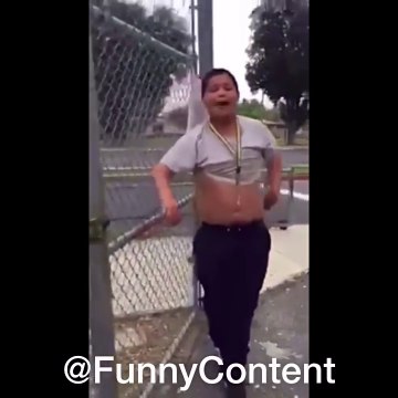 Un gamin qui a beaucoup de mal à descendre de la barrière... Ridicule