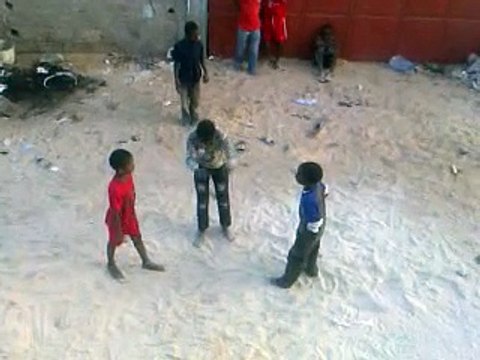 Regardez cette incroyable prise de ce gosse suivie d'une superbe chute...MAGNIFIQUE!!