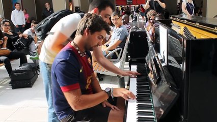 Deux inconnus se mettent à jouer du piano ensemble dans la gare d'Austerlitz