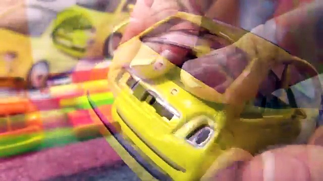 Çizgi Film - Yarış arabası Spedy ve Bus Fiat 500 araba yapıyor İzle