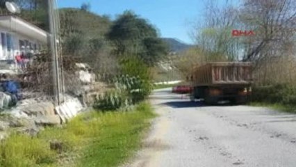 Ortaca Heyelanla Yamaçtaki Evin Üstüne Düşen Kayalar Korkuttu