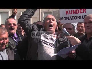 Report TV - Gjahtarët në protestë te  kryeminsitria: Jo moratoriumit