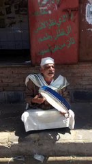 Un musicien se protège d'une rafale de vent avec son tambourin et ne voit aps le danger arriver...