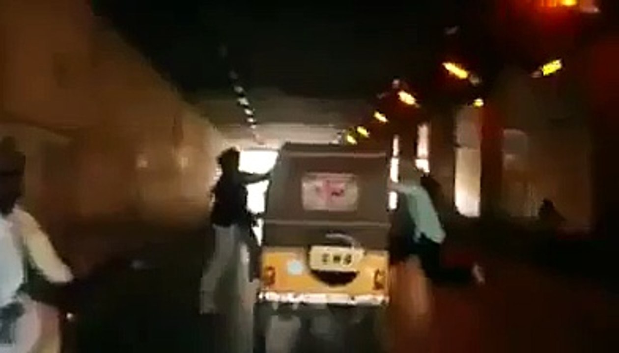 Besharaami ya tallent karachi Girls stunts in rikshaw.