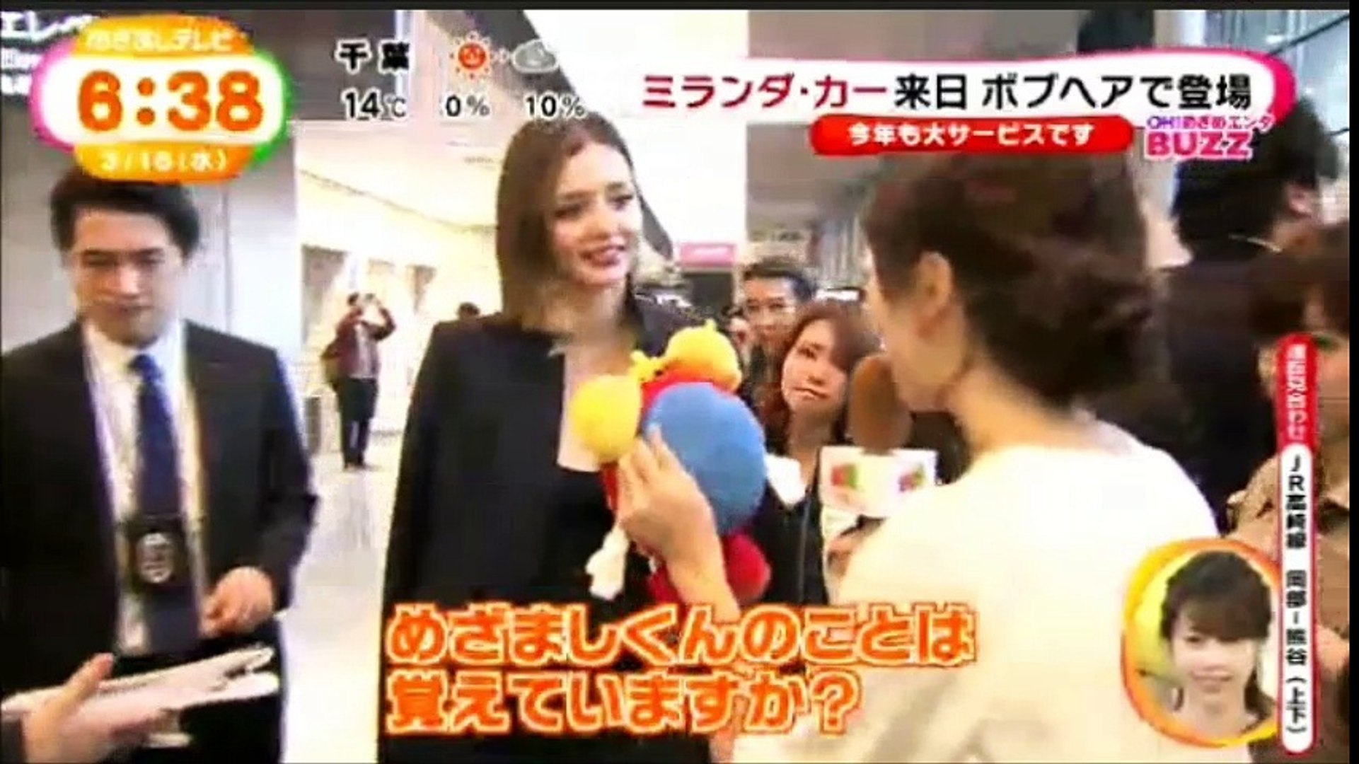 ミランダ カー 胸元が開いた黒のシャツで来日 動画 Dailymotion