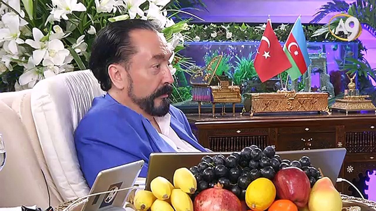 Kısacık ömür için delice dünya hırsını Allah'a, Kitap'a, İslam'a tercih edenler var.