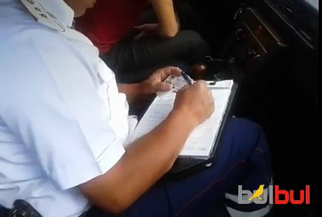 В Балыкчы сотрудник ДПС не представился, забрал документы, а позже попытался вырвать камер