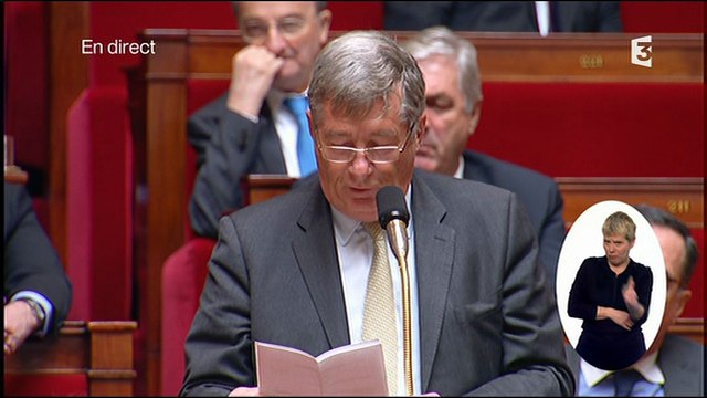 Et là, Michel Sapin exhibe une paire de chaussettes neuves pendant les questions au gouvernement