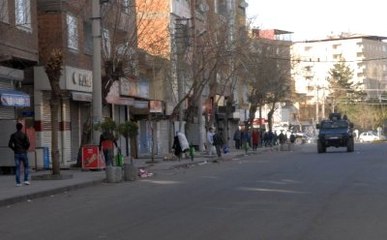 Diyarbakır'da Vatandaşlar Canlarını Tehlikeye Attı, Çatışmaları İzledi