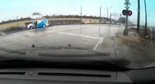 Une dashcam montre un policier sauver le conducteur d'un van