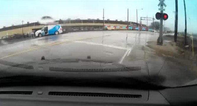 Une dashcam montre un policier sauver le conducteur d'un van