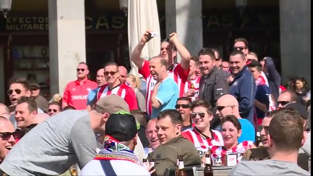 Des supporters de Foot se moquent de mendiantes en les faisant courir après des pièces à Madrid - PSV Eindhoven