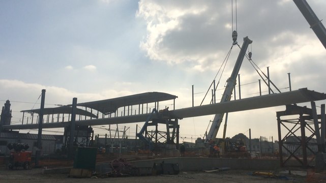 La passerelle se pose au-dessus de la gare