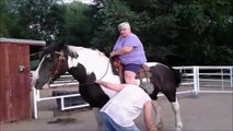 Une grosse femme fait une belle chute de cheval! Grosse game