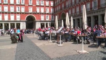 Des supporters du PSV Eindhoven humilient des mendiantes à Madrid en leur jettant des pieces