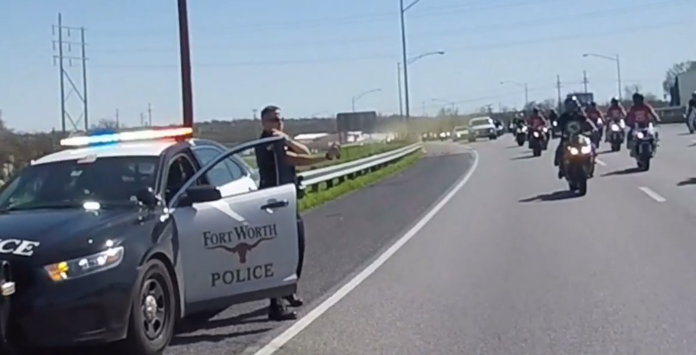 Un policier s’amuse à gazer des motards sans raison