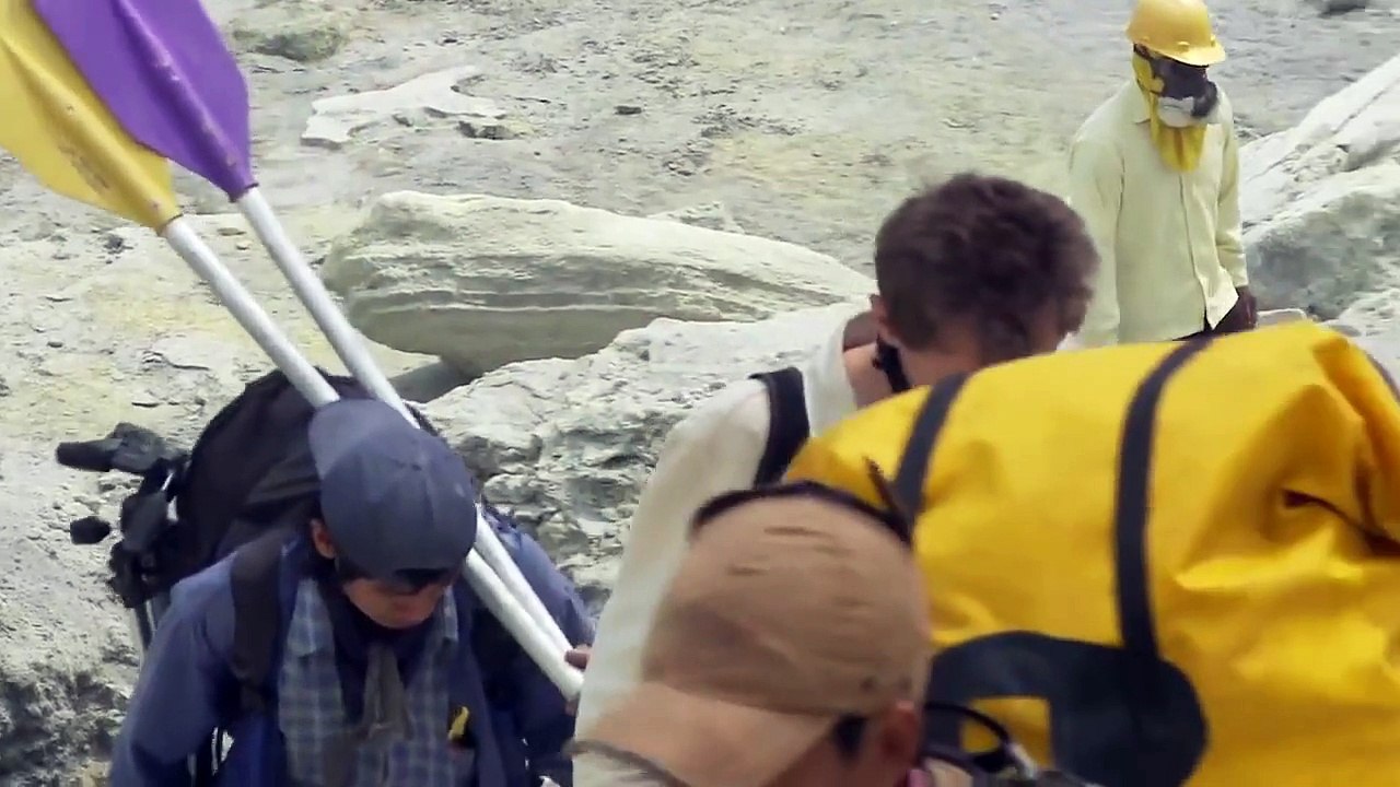 Faire du bateau sur un lac d'acide sulfurique.