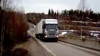 V8 - Power of Sweden - Scania rules the truck world - Chega empinar a frente de tão Féra